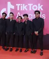 Pandawara Group tampil kompak dengan mengenakan busana serba hitam. Mereka berhasil meraih Creator of The Year dan Rising Star of The Year. [Foto: KapanLagi.com/Bayu Herdianto]