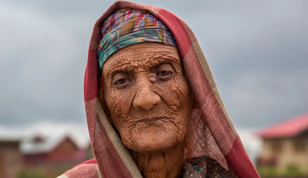 Khatija, perempuan pengembara Kashmir Bakarwal saat duduk di luar kamp sementara di pinggiran Srinagar, India, 31 Agustus 2020. Suku Bakarwals adalah kaum penggembala nomaden di Jammu Kashmir, yang berpindah-pindah untuk mencari padang rumput yang baik untuk ternak mereka. (AP Photo/Dar Yasin)