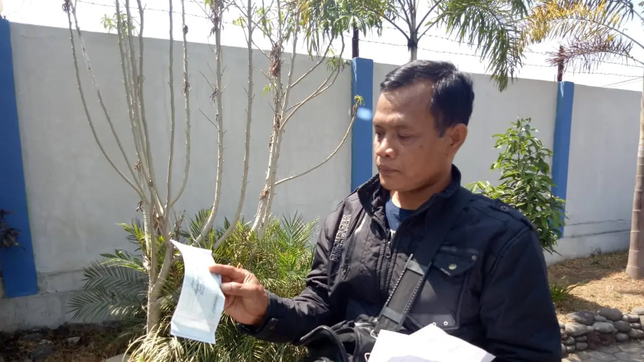 Sutia menunjukan bukti kuitansi sejumlah uang pelicin CPNS di Garut