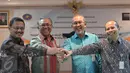 Dirjen Perlindungan ‎Konsumen dan Tertib Niaga Kemendag Widodo (kedua kanan) bersama dengan Kepala BPH Migas Andy Noorsaman Sommeng (kedua kiri) bersalaman usai penandatangan kerjasama di Jakarta, (16/2). (Liputan6.com/Angga Yuniar)