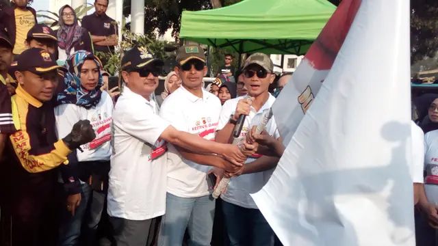Bupati Garut Rudy Gunawan Bersama Kapolres Garut AKBP Budi Satria Wiguna melepas bendera star jalan sehat perayaan HUT Bhayangkara ke 73 di Garut