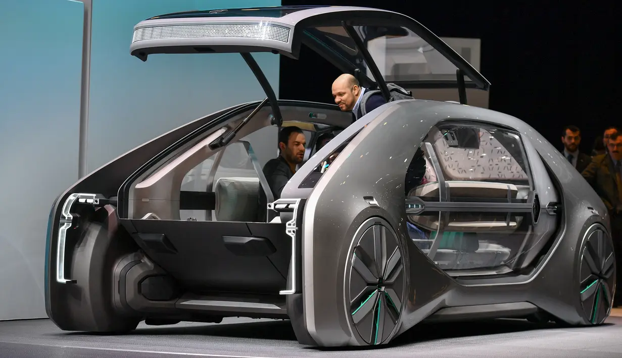 Kendaraan robot dengan mobilitas berbagi, Renault EZ-GO, pada pameran otomotif Geneva Motor Show 2018, Selasa (6/3). Mobil robot tersebut menerapkan konsep mobilitas berbagi sehingga siapapun bisa nebeng di mobil ini saat bepergian. (Fabrice COFFRINI/AFP)