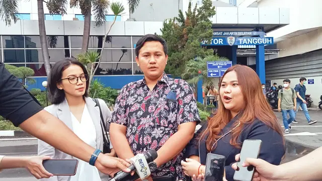 Zico Leonardo melaporkan 9 hakim konstitusi dan 2 panitera di MK ke Polda Metro Jaya diwakili oleh penasihat hukumnya Angela Claresta Foek.(Merdeka/Rahmat B)
