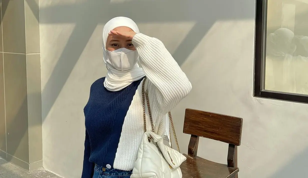 Kenakan sweater perpaduan biru dongker dan putih kemudian dipadukan dengan hijab pashmina berwarna putih, penampilan Dinda Hauw ini simpel tapi tetap terlihat menarik. Meski sudah menikah dan dikaruniai anak, tak dipungkiri jika penampilan Dinda Hauw yang selalu modis bak ABG dan tidak terlihat seperti sudah menikah. (Liputan6.com/IG/@dindahw)