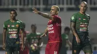 Striker Arema FC, Cristian Gonzales, melakukan protes saat melawan PS TNI pada laga Liga 1 di Stadion Pakansari, Bogor, Senin (3/7/2017). (Bola.com/Vitalis Yogi Trisna)