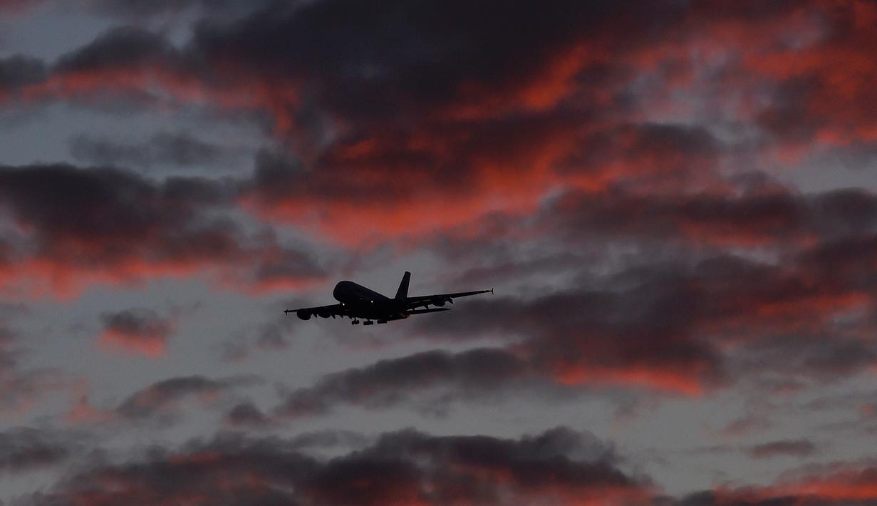 Sebuah pesawat British Airways saat akan mendarat di Bandara Heathrow, London, Inggris, (18/4). Menurut The UK Airprox Board setidaknya 23 kejadian yang melibatkan drone dan pesawat yang terjadi dalam kurun waktu 6 bulan. (REUTERS / Toby Melville)