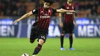 Gelandang AC Milan Matias Fernandez melakukan tendangan bebas dalam pertandingan melawan Genoa yang digelar pada Minggu (19/3/2017) dinihari tadi. Milan menang 1-0. (MIGUEL MEDINA / AFP)