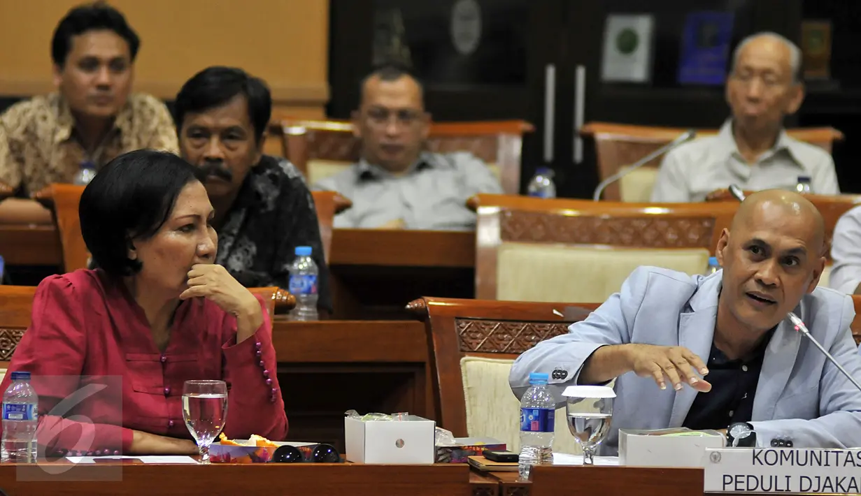Komunitas Sosial Peduli Jakarta mengikuti Rapat Dengar Pendapat dengan Komisi III DPR RI di Gedung Nusantara II DPR, Jakarta, Selasa (15/3). Rapat tersebut membahas perihal proses hukum Rumah Sakit Sumber Waras. (Liputan6.com/Johan Tallo)