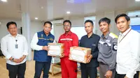 Deputi Bidang Sosial, Budaya, dan Pemberdayaan Masyarakat Otorita IKN Alimuddin menyerahkan&nbsp;bantuan pakaian layak pakai kepada para pekerja terdampak kebakaran di Hunian Pekerja Konstruksi (HPK). (Liputan6.com/Lizsa Egeham)