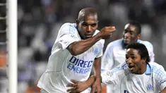 Bek Marseille, Ronald Zubar (kiri) selebrasi bersama rekannya, Baki Kone, setelah mencetak gol di laga Ligue 1 Marseille vs Le Havre pada 17 Januari 2009 di Stade Velodrome, Marseille. AFP PHOTO/ANNE-CHRISTINE POUJOULAT