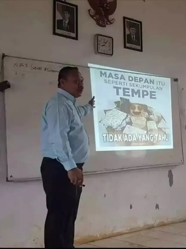 6 Tingkah Guru Cowok Saat Mengajar Ini Bikin Tepuk Jidat