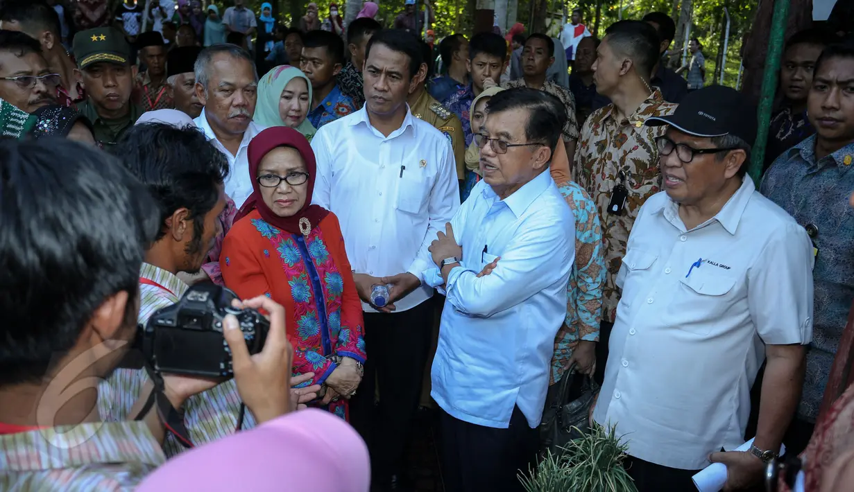 Wapres Jusuf Kalla berdialog   dengan warga di sekitar desanya,   saat mendatangi rumah ayahnya, di   Dusun Nipah, Desa Mallari   Kecamatan Awangpone, Kabupaten   Bone, Sulawesi Selatan, Sabtu   (6/6). (Liputan6.com/Faizal   Fanani) 