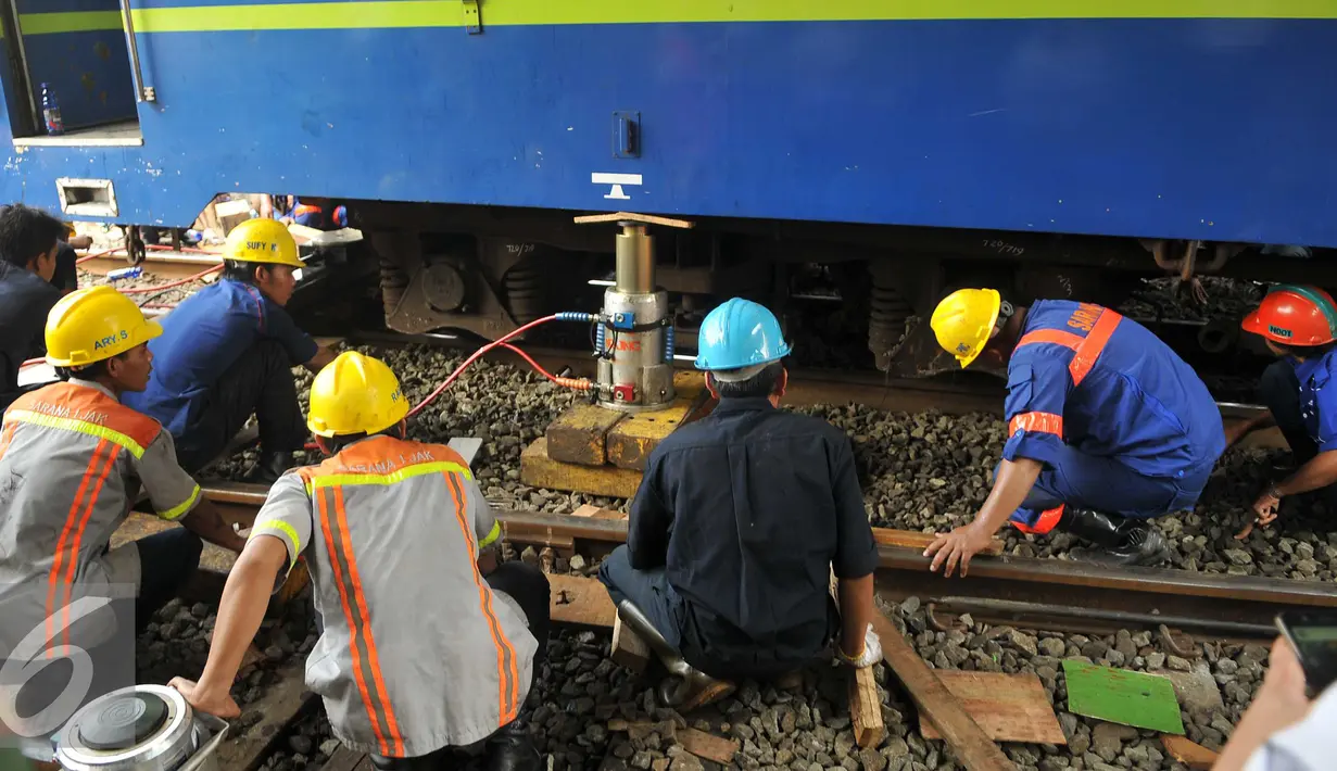 Petugas memperbaiki Kereta Api Senja Utama Solo di Stasiun Tanah Abang, Jakarta, Kamis (10/3). Kepala Humas Daerah Operasional I Bambang S Prayitno mengatakan, ketiga gerbong diangkat sekitar pukul 09.40 WIB. (Liputan6.com/Gempur M Surya)