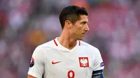Suporter Polandia Semangati Lewandowski Buka Keran Gol