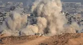 Foto yang diambil dari posisi dekat perbatasan Israel dengan Jalur Gaza menunjukkan asap dan puing-puing yang mengepul selama serangan Israel ke wilayah yang terkepung pada 6 Juli 2025. (Maya Levin/AFP)