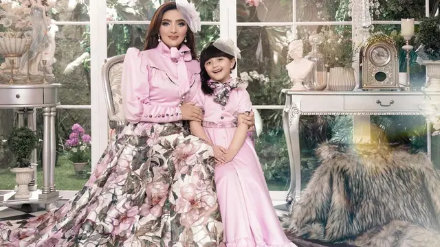 6 Gaya Ashanty dan Arsy saat Pakai Baju Kembar, Kompak Banget