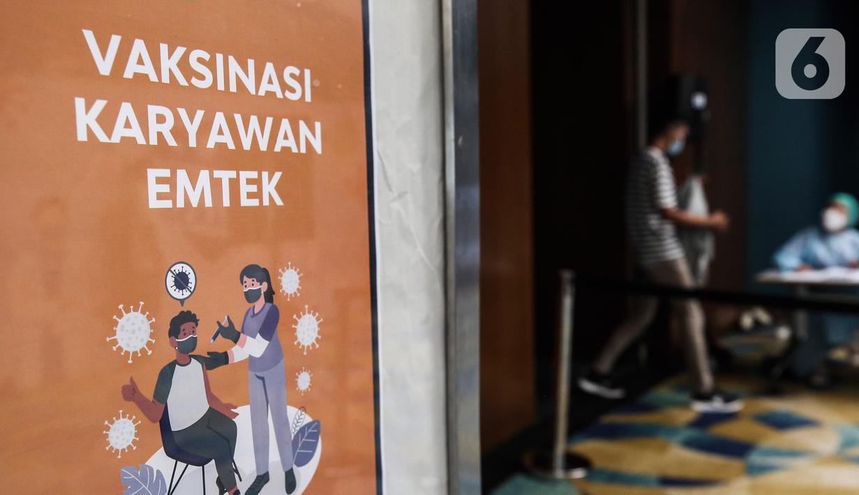 Karyawan Emtek Grup usai mengikuti vaksinasi COVID-19 di Hall SCTV Tower, Senayan City, Jakarta, Jumat (4/6/2021). Mengutip Permenkes Nomor 10 Tahun 2021, Vaksinasi Gotong Royong adalah pelaksanaan vaksinasi kepada karyawan, keluarga dan individu lain dalam keluarga. (Liputan6.com/Johan Tallo)