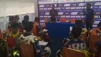 Pembalap senior, Rey Ratukore saat memberikan pelatihan teori kepada peserta kelas Aerox 155 di sela-sela Yamaha Cup Race Singkawang (dok: Yamaha)