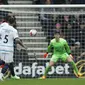 Pemain Bournemouth, Matias Vina (kiri), menendang bola ke gawang Chelsea yang membuahkan gol penyeimbang dalam pertandingan lanjutan pekan ke-35 Liga Inggris 2022/2023 yang berlangsung di Vitality Stadium, Sabtu (6/5/2023). (AFP/Ian Kington)