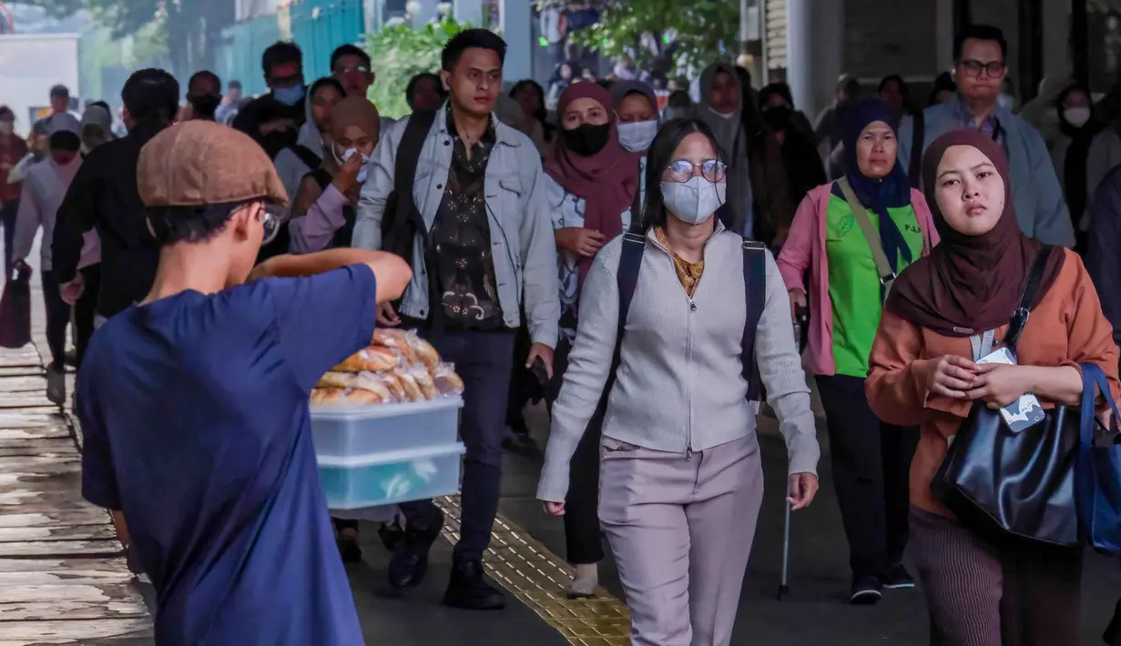 Penumpang kereta commuter line berjalan kaki dari stasiun saat jam sibuk di Jakarta pada Kamis 21 Mei 2026. (BAY ISMOYO/AFP)