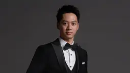 Cowok kelahiran 24 tahun silam ini makin terlihat tampan dan berwibawa ketika mengenakan pakaian formal. Biasanya, pakaian formal ia kenakan ketika ada pemotretan khusus, acara formal, dan pertemuan dengan pihak-pihak penting. (Liputan6.com/IG/@kevin_sanjaya)