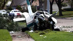 Pesawat yang hancur setelah kecelakaan di daerah Houston di Texas, Amerika Serikat (AS) (28/7/2020). Dua orang terluka ketika pesawat kecil itu jatuh pada Selasa (28/7) pagi di sebuah permukiman di Houston. (Xinhua/Steven Song)