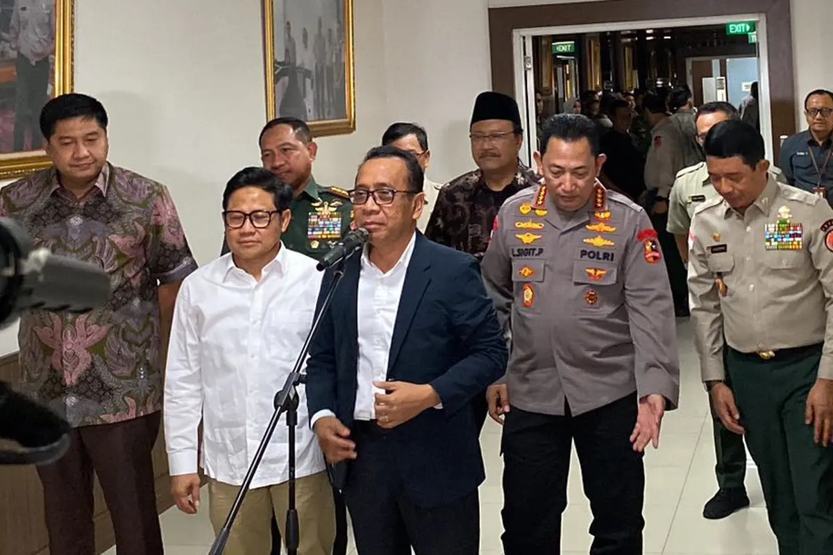 Menteri Koordinator Bidang Pembangunan Manusia dan Kebudayaan Pratikno usai rapat bersama Presiden Prabowo Subianto terkait erupsi Gunung Lewotobi Laki-Laki, NTT.