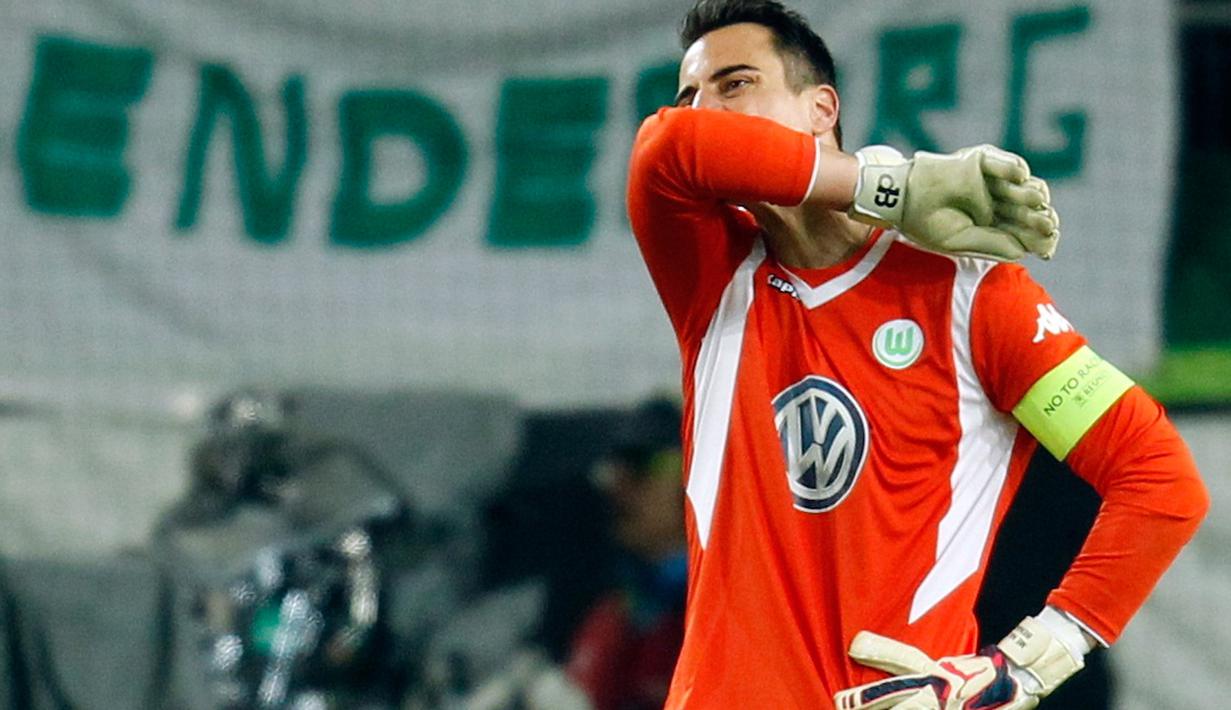 Reaksi kiper Wolfsburg, Diego Benaglio usai gawangnya dibobol empat kali oleh pemain Napoli
