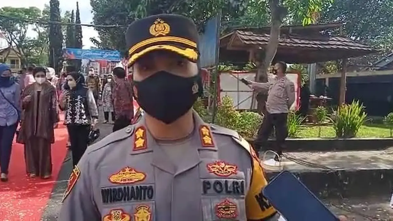 Kapolres Garut AKBP Wirdhanto Hadicaksono mengatakan, untuk mengungkap kasus itu, lembaganya langsung melakukan penyelidikan untuk mengumpulkan alat bukti dan keterangan dari para korban.