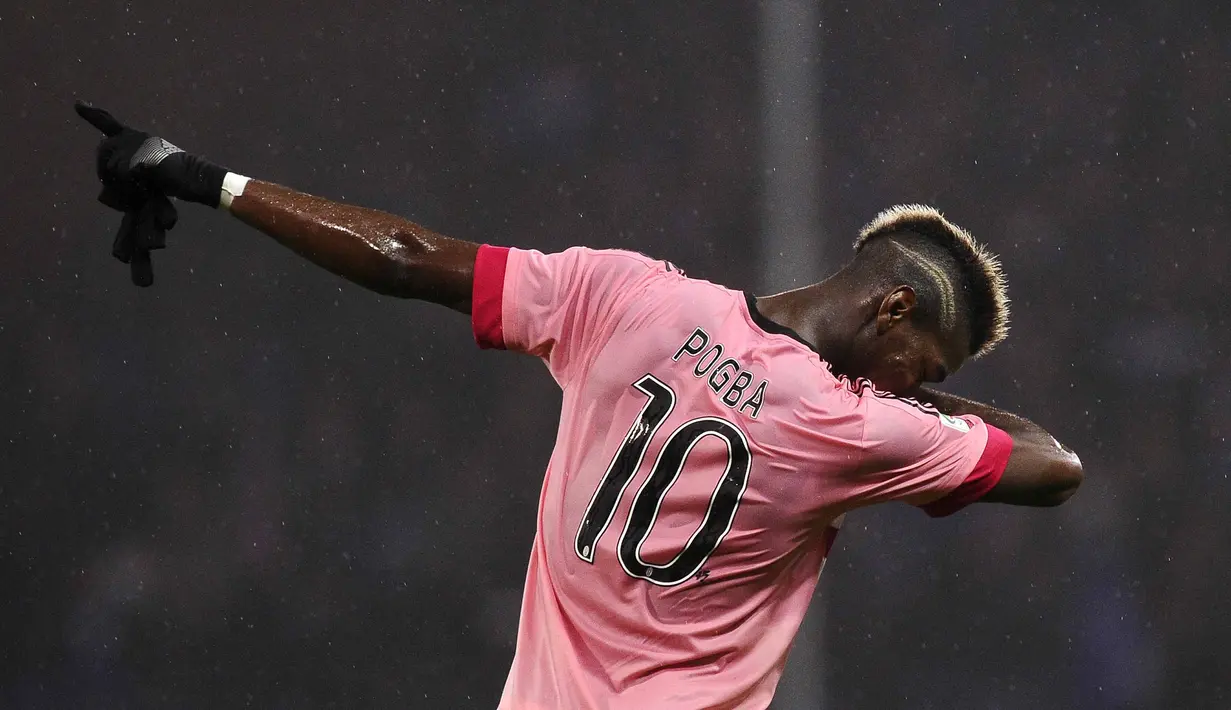 Pemain Juventus, Paul Pogba dengan gaya selebrasi unik usai menang melawan  Sampdoria pada lanjutan Liga Italia Serie A di Stadion Marassi, Genoa, Senin (11/1/2016) dini hari WIB.  (Reuters/Giorgio Perottino)