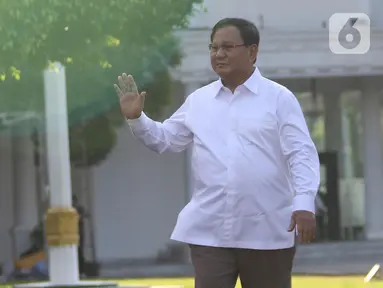 Ketua Umum Partai Gerindra Prabowo Subianto berjalan memasuki kompleks Istana Kepresidenan, Jakarta, Senin (21/10/2019).  Prabowo Subianto tiba di Istana di tengah suasana pengumuman calon menteri kabinet Presiden Joko Widodo atau Jokowi. (Liputan6.com/Angga Yuniar)