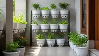 9 Ide Kebun Sayur Minimalis di Teras Sempit dengan Pot Plastik Bertingkat, Solusi Produktif
