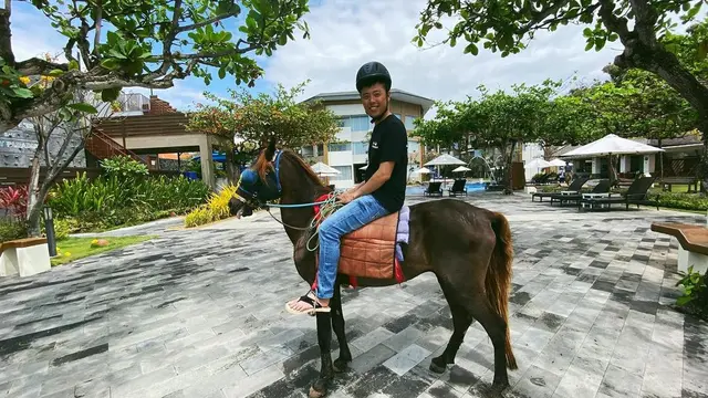 6 Gaya Santai Vincent Raditya saat Tak Bertugas Jadi Pilot, Curi Perhatian