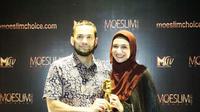 Teuku Wisnu dan Shireen Sungkar mendapatkan penghargaan Inspiring Figure versi Moeslim Choice (https://www.instagram.com/p/Cmilr61vBv0/)
