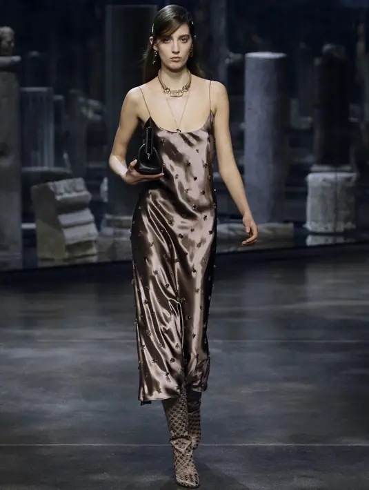 Outerwear dari wol kasmir dan unta yang memanjang dan syal berjumbai dihadirkan bersamaan dalam kemeja dan gaun yang menimbulkan kesan praktis dan memenuhi kebutuhan. Foto: Document/FENDI.