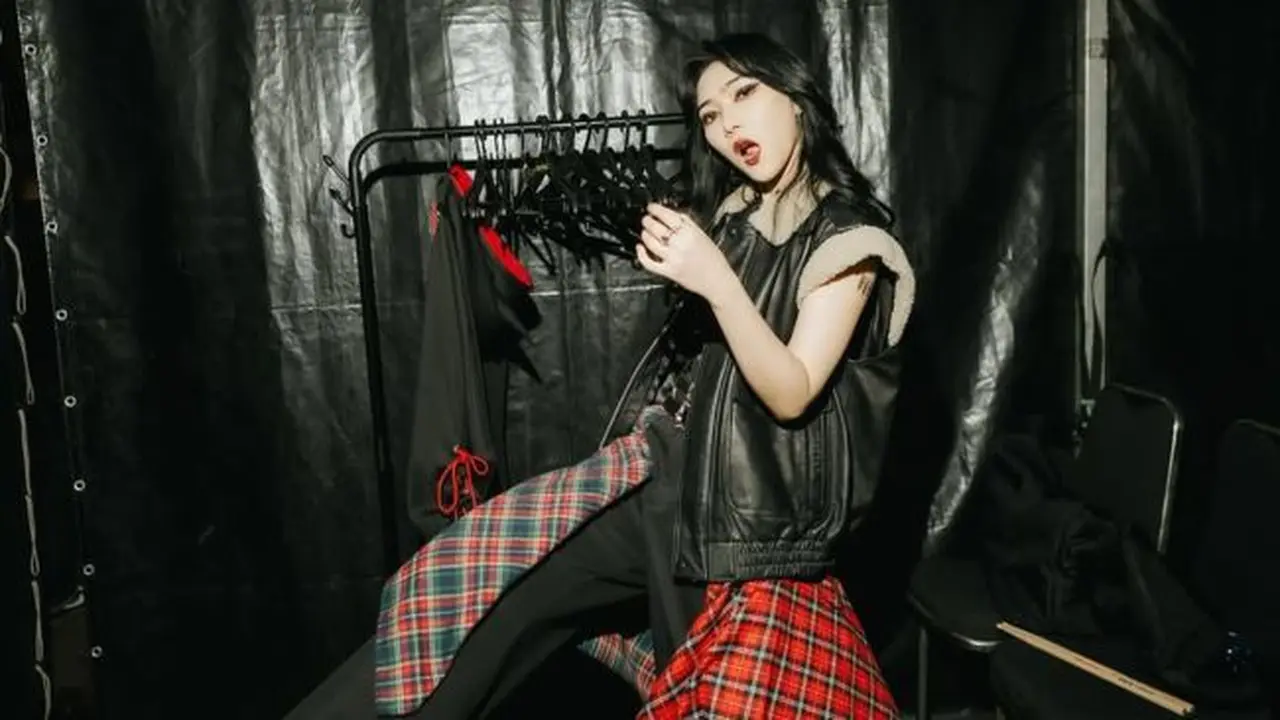 Potret Outfit Manggung Isyana Sarasvati Gaya Edgy (credit: instagram/isyanasarasvati)