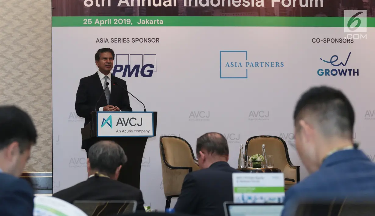 Managing Director dan Chief Economist, DBS Group Research Taimur Baig memberikan keynote speech dalam forum Asian Venture Capital Journal (AVCJ) di Jakarta, Kamis (25/4). AVCJ ke-8 ini mengumpulkan para pemimpin investasi dari seluruh Asia bertemu selama sehari. (Liputan6.com/Angga Yuniar)
