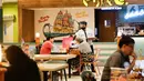 Karyawan melayani pengunjung di restoran yang berada di Mal Central Park, Jakarta, Jumat (20/8/2021). Restoran dalam pusat perbelanjaan kini bisa makan di tempat dengan syarat kapasitas maksimal 25 persen, satu meja maksimal dua orang, dan waktu makan maksimal 30 menit. (Liputan6.com/Angga Yuniar)