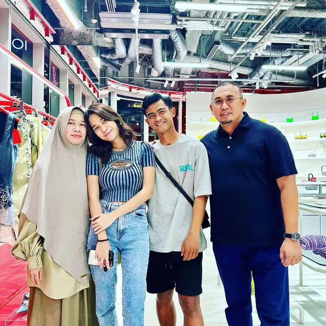 6 Potret Andre Rosiade Bareng Arhan dan Azizah, Bikin Anak-Menantu Makin Lengket