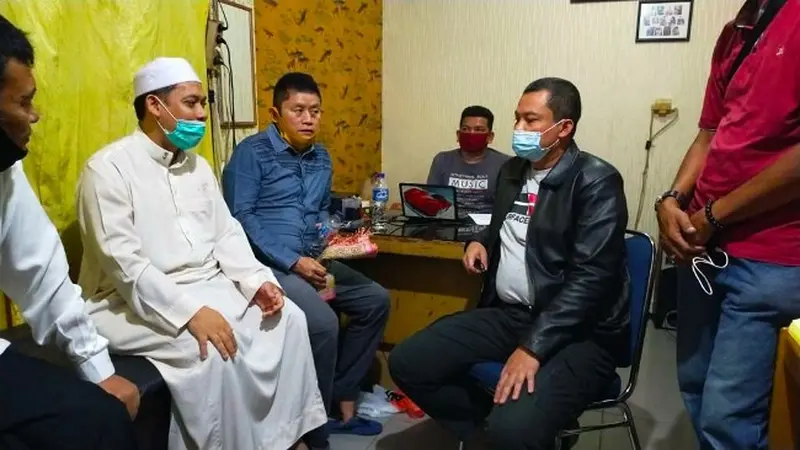 Kapolresta Pekanbaru Komisaris Besar Nandang berbincang dengan imam Masjid Al Falah yang ditusuk ketika berdoa.