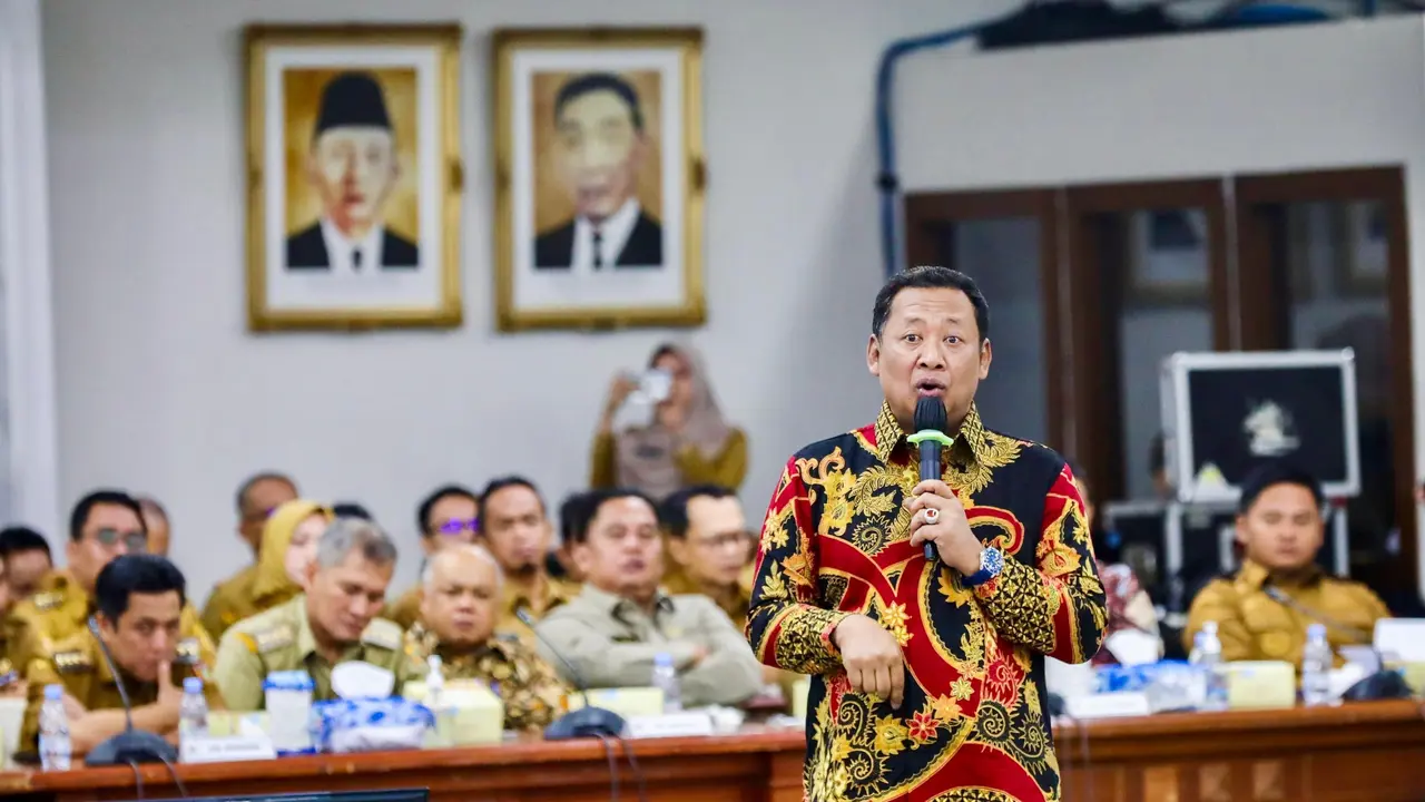 Wakil Ketua KPK Fitroh Rohcahyanto saat memberi paparan di depan bupati dan wali kota serta ketua DPRD se-Jawa Tengah di Semarang. (Liputan6.com/Felek Wahyu)