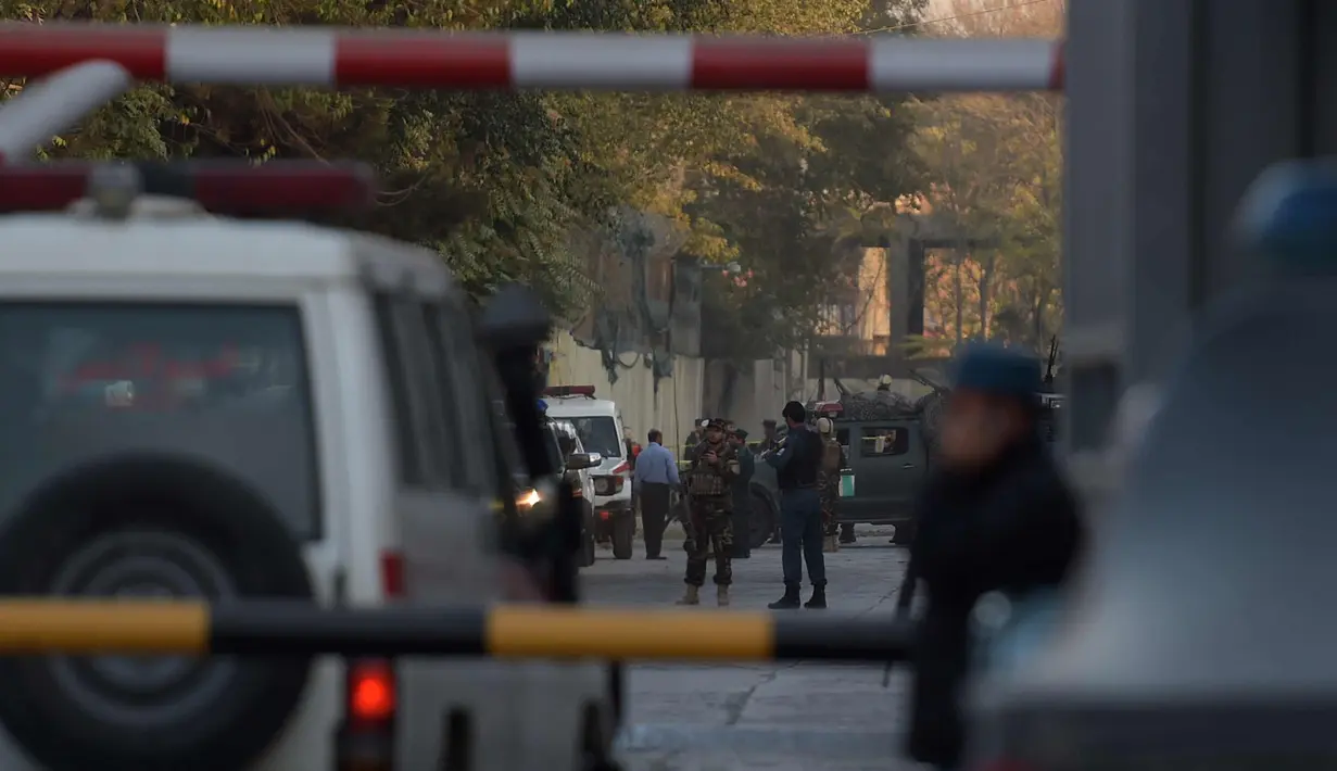 Petugas keamanan Afghanistan mengecek lokasi pemboman bunuh diri di Wazir Akbar Khan di Kabul, Afghanistan (31/10). Serangan terjadi pada (31/10/2017) oleh pelaku yang diyakini berusia 13-15 tahun. (AFP Photo/Wakil Kohsar)