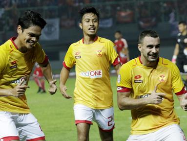 Striker Selangor FA, Rufino Sergovia, melakukan selebrasi usai membobol gawang Persija Jakarta pada laga persahabatan di Stadion Patriot, Jawa Barat, Kamis (6/9/2018). Persija kalah 1-2 dari Selangor FA. (Bola.com/M Iqbal Ichsan)