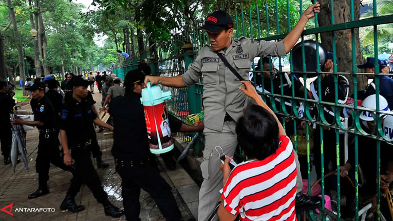 razia-pkl-monas-140220a.jpg