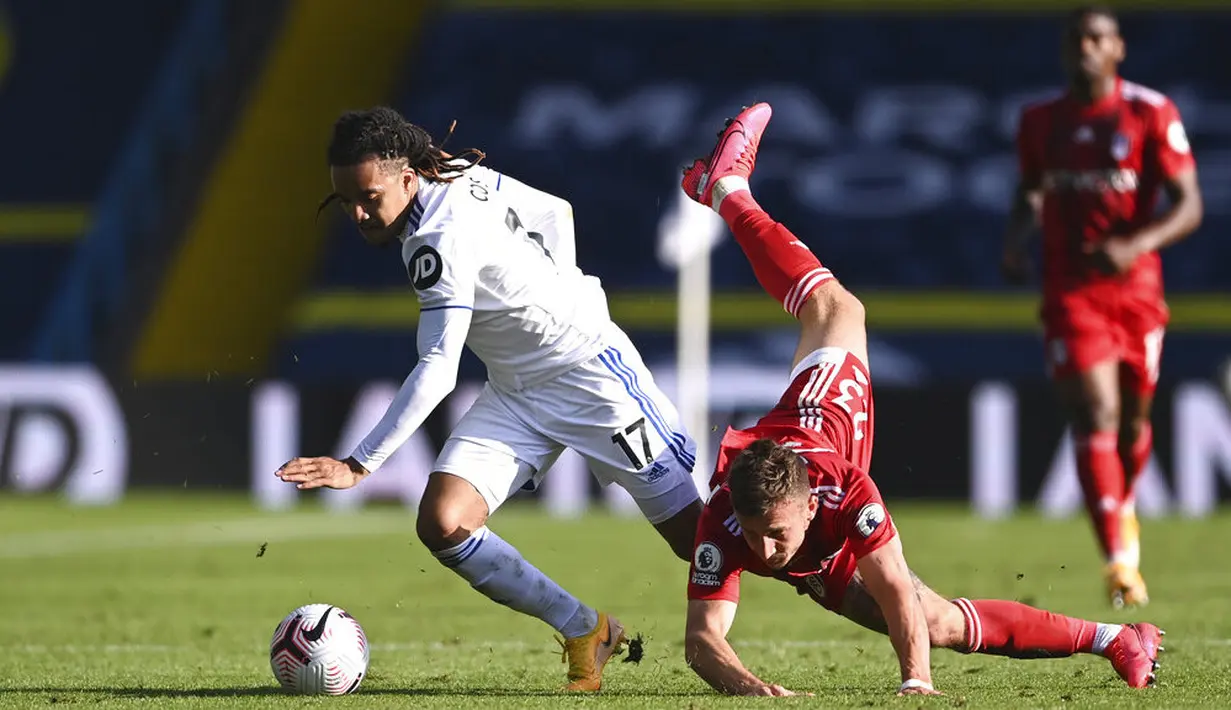 Pemain Leeds United, Helder Costa, berebut bola dengan pemain Fulham, Joe Bryan, pada laga Premier League di Stadion Elland Road, Sabtu (19/9/2020). Leeds United menang dengan skor 4-3. (Laurence Griffiths/Pool via AP)