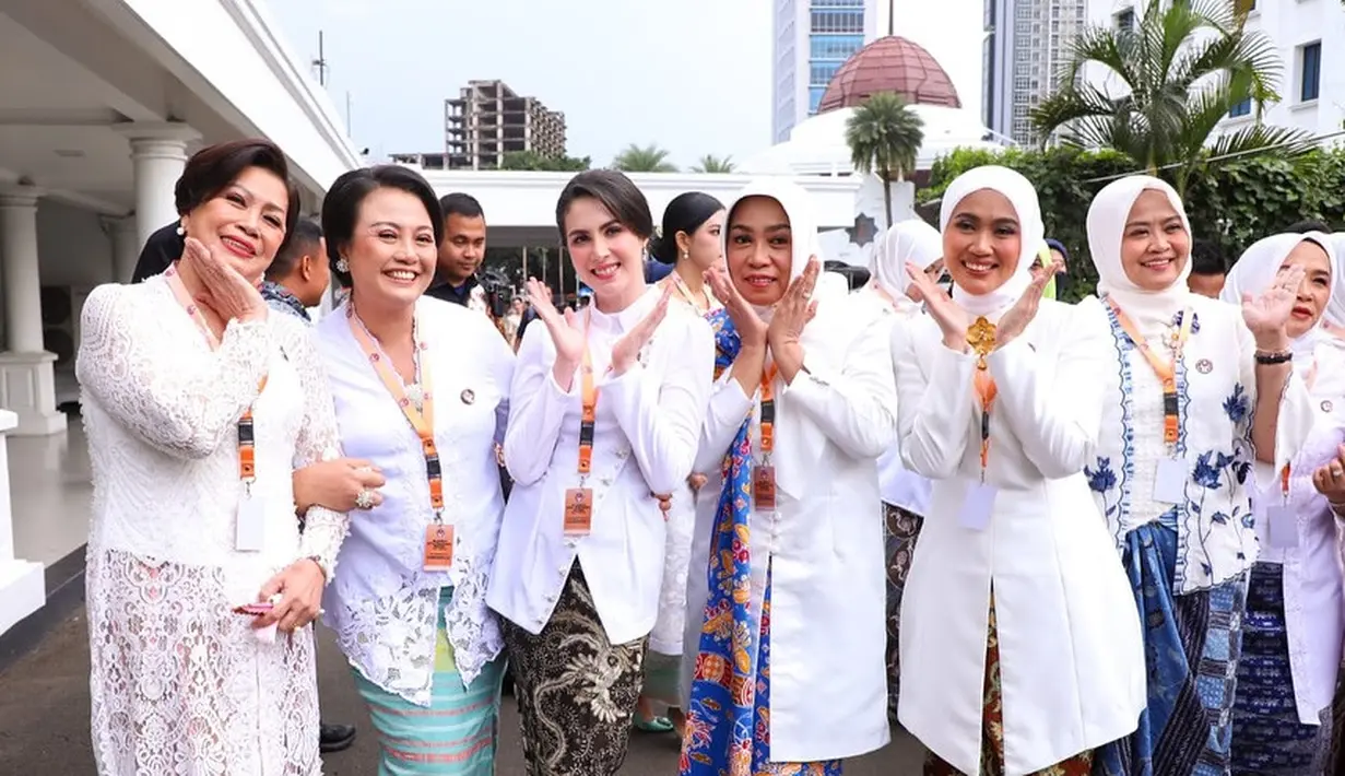 Arumia Bachsin lengkapi dresscode putihnya saat pelantikan dengan anting mutiara kecil [@arumibachsin_94]