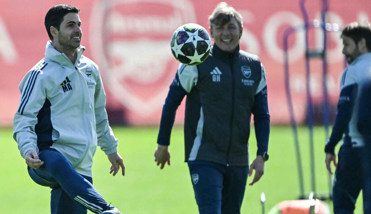 Di atas kertas, Arsenal lebih diunggulkan. Diketahui, tim racikan pelatih asal Spanyol, Mikel Arteta, belum terkalahkan dalam 10 pertandingan di Liga Champions musim ini. Tampak dalam foto, Manajer Arsenal asal Spanyol, Mikel Arteta (kiri), menendang bola saat sesi latihan tim di pusat pelatihan Arsenal di London Colney, utara London, pada Senin 6 April 2026. (Glyn KIRK/AFP)