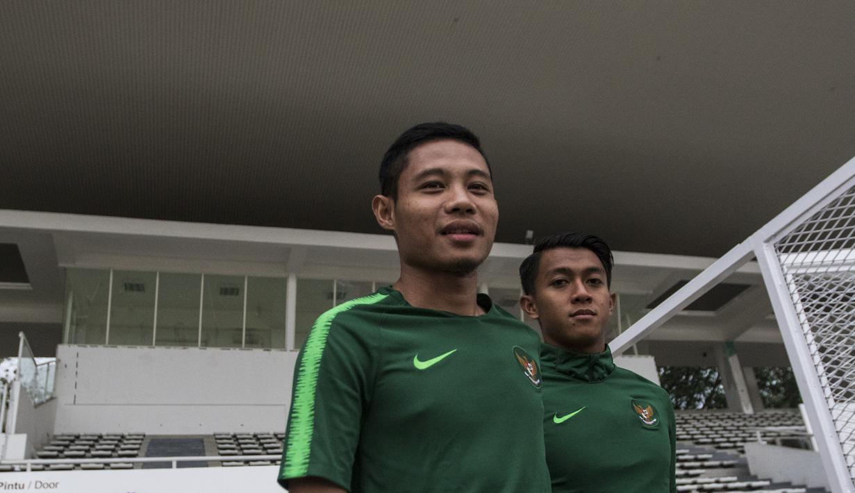 Pemain Timnas Indonesia, Evan Dimas dan Febri Hariyadi, bersiap mengikuti latihan di Stadion Madya, Jakarta, Minggu (11/11). Latihan ini persiapan jelang laga Piala AFF 2018 melawan Timor Leste. (Bola.com/Vitalis Yogi Trisna)