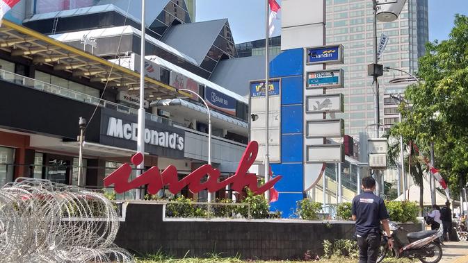 Tulisan raksasa pusat perbelanjaan Sarinah, Jakarta Pusat rusak. (Ika Defianti/Liputan6.com)