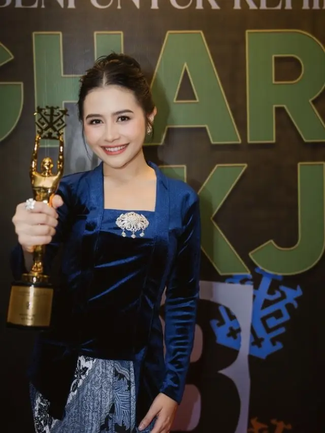 Prilly memenangkan penghargaan Aktris IKJ Awards 2024. (Instagram.com/@prillylatuconsina96)